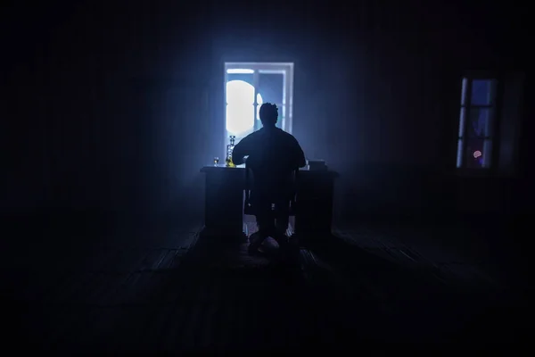 Realistyczny Salon Meblami Oknem Nocy Mężczyzna Siedzący Stole Ciemnym Pokoju — Zdjęcie stockowe