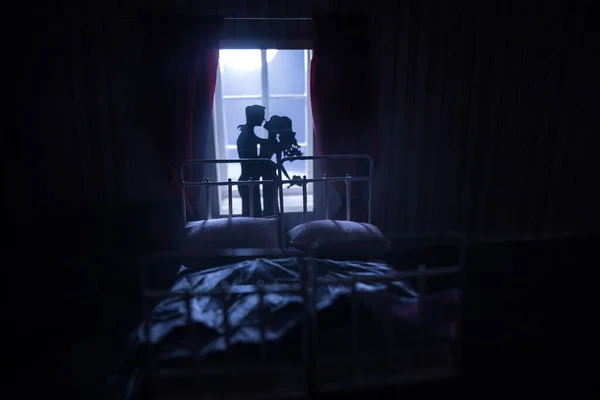 Реалістична Спальня Лялькового Будиночка Меблями Вікном Вночі Романтична Пара Сидить — стокове фото