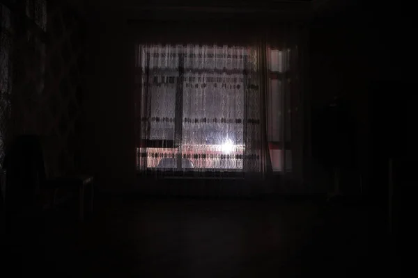 Silhouette Eines Mannes Der Einem Fenster Zimmer Steht Düsteres Stimmungsbild — Stockfoto