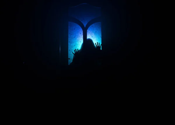 Силуэт Неизвестной Тени Двери Через Закрытую Стеклянную Дверь Жуткая Девушка — стоковое фото