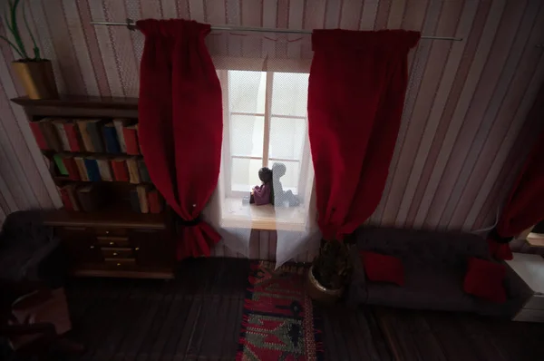 家具や窓のあるリアルな人形の家のリビングルーム ロマンチックなカップルのウィンドウに座っている 手作りのリアルな人形の家とアートテーブルの装飾 選択的焦点 — ストック写真