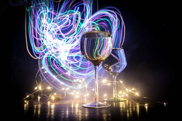 Kelch Mit Wein Auf Holztisch Mit Schönen Getönten Lichtern Auf — Stockfoto