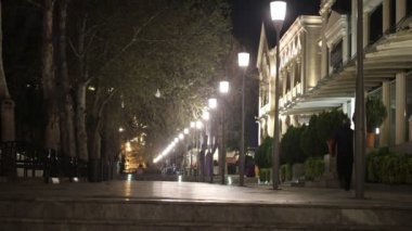 BAKU, AZERBAIJAN - 7 Nisan 2020 - Bakü, Azerbaycan şehir merkezi. Geceleri Azerbaycan 'ın başkenti Bakü' nün boş sokakları