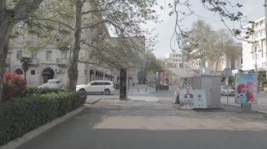 BAKU, AZERBAIJAN - 11 Nisan 2020 - Bakü, Azerbaycan. Bakü 'nün boş sokakları, Azerbaycan' ın başkenti. Covid salgını yaşanıyor