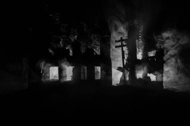 Yanmış şehrin boş sokakları, yerde alevler ve uzakta dumanla patlamalar. Şehir merkezindeki kıyamet manzarası felaket filmi afişi konsepti. Gece sahnesi. Şehir savaş yüzünden yok oldu..