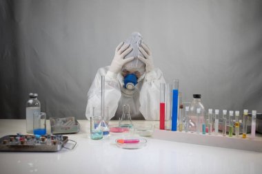 Coronavirus covid 19 elinde cerrahi maskeli ve parlayan bir kadın doktorun enfekte olmuş kan tüpü. Coronavirus covid 19 tedavi laboratuvarı, Coronavirus covid-19 aşı araştırması. Seçici odak