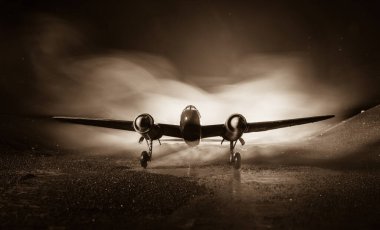 Alman Junker (Ju-88) gece bombacısı. Jet motorlu uçağın ölçekli modeline sahip sanat eserleri. Işıklı sisli bir zemin. Savaş sahnesi. Seçici odak