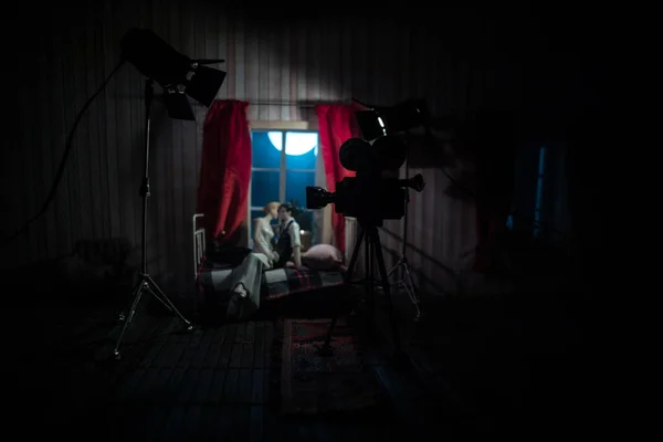 Egy Valósághű Babaház Hálószoba Bútorokkal Ablakkal Éjszaka Romantikus Pár Ablakon — Stock Fotó