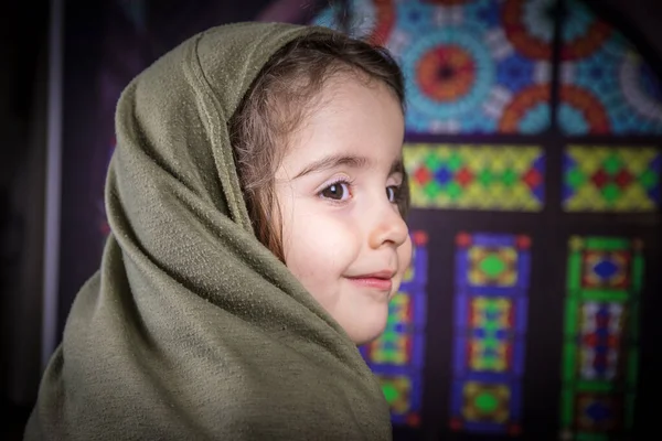 ヒジャーブの屋内で幸せなイスラム教徒の女の子 若いイスラム教徒の少女の肖像 — ストック写真