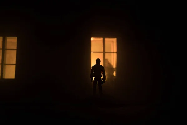 Sylwetka Mężczyzny Stojącego Nocy Przy Oknie Domku Dla Lalek Koncepcja — Zdjęcie stockowe