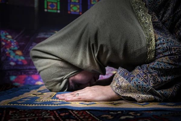Muszlim Imádkozik Allah Muszlim Isten Mecsetben Muszlim Kezei Szőnyegen Imádkoznak — Stock Fotó
