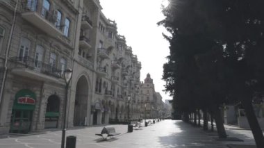 BAKU, AZERBAIJAN - 11 Nisan 2020 - Bakü, Azerbaycan. Bakü 'nün boş sokakları, Azerbaycan' ın başkenti. Covid salgını yaşanıyor
