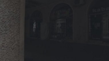 BAKU, AZERBAIJAN - 11 Nisan 2020 - Bakü, Azerbaycan. Bakü 'nün boş sokakları, Azerbaycan' ın başkenti. Covid salgını yaşanıyor