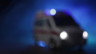 Corona Virüsü konseptinin koyu sisli arka planda ambulans arabası görüntüsü..