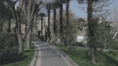 Bakü, Azerbaycan. Bakü 'nün boş parkı. Covid salgını yaşanıyor