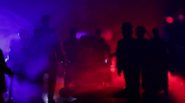 Corona virüsünün polisle olan görüntüsü. Corona virüsünü önlemek için tedbir amaçlı önlemler için evde kal. Çevik kuvvet polisi hazır olmak için işaret verdi. Işıklı, karanlık bir arka planda sigara içmek.