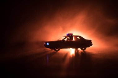 Polisle Corona virüsü konsepti. Corona virüsünü önlemek için tedbir amaçlı önlemler için evde kal. Çevik kuvvet polisi hazır olmak için işaret verdi. Karanlık arka planda ışıklarla tüttürmek. Seçici odak