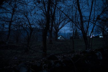 Gece sessiz köyde dolunay var. Ay ışığı altındaki dağ köyünün güzel gece manzarası. Azerbaycan doğası. Uzun pozlu çekim