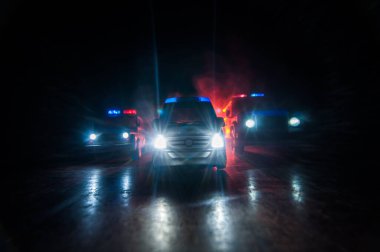 Ambulans arabasıyla Corona virüsü konsepti. Corona virüsünü önlemek için tedbir amaçlı önlemler için evde kal. Ambülans arabası koyu sisli arka planda. Yaratıcı sanat dekorasyonu. Seçici odak
