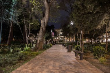 BAKU, AZERBAIJAN - 7 Nisan 2020 - Bakü, Azerbaycan şehir merkezi. Geceleri Azerbaycan 'ın başkenti Bakü' nün boş sokakları. Covid salgını yaşanıyor