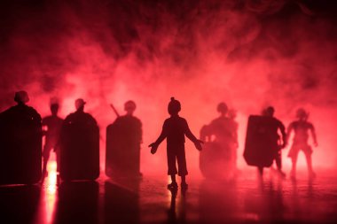 Polisle Corona virüsü konsepti. Corona virüsünü önlemek için tedbir amaçlı önlemler için evde kal. Çevik kuvvet polisi hazır olmak için işaret verdi. Karanlık arka planda ışıklarla tüttürmek. Seçici odak