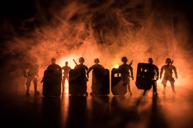 Polisle Corona virüsü konsepti. Corona virüsünü önlemek için tedbir amaçlı önlemler için evde kal. Çevik kuvvet polisi hazır olmak için işaret verdi. Karanlık arka planda ışıklarla tüttürmek. Seçici odak