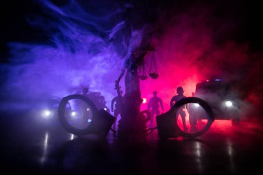 Polisle Corona virüsü konsepti. Corona virüsünü önlemek için tedbir amaçlı önlemler için evde kal. Çevik kuvvet polisi hazır olmak için işaret verdi. Karanlık arka planda ışıklarla tüttürmek. Seçici odak