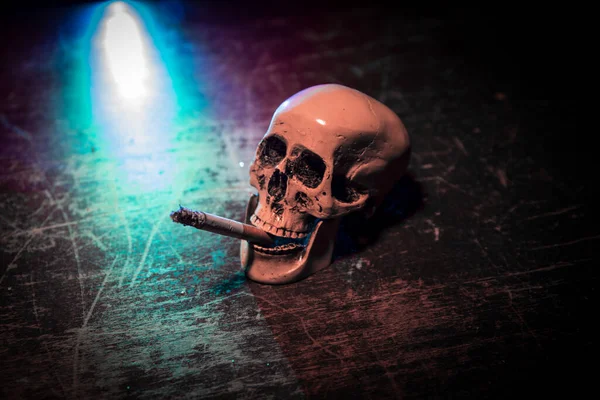 개념이 담배로 장식을 창의적 담배는 유발하고 사망을 여전히 두개골과 렛입니다 — 스톡 사진