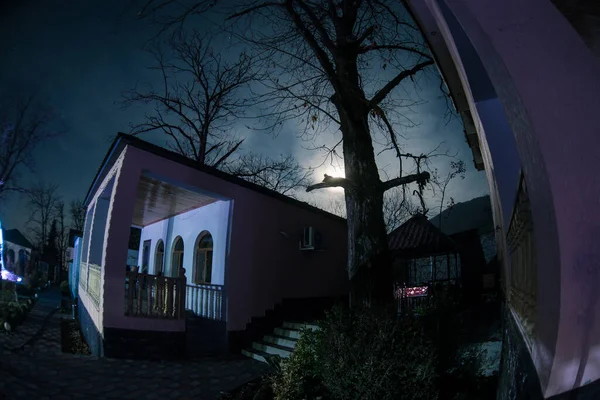 Vollmond Über Einem Ruhigen Dorf Der Nacht Schöne Nächtliche Berglandschaft — Stockfoto