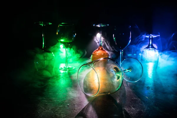 Copa Vino Sobre Mesa Madera Con Hermosas Luces Tonificadas Fondo —  Fotos de Stock