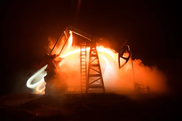 Petrol Pompası Petrol Rafineri Fabrikası Geceleri Sis Arka Planda Enerji — Stok fotoğraf