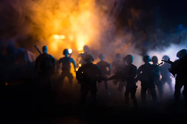 Conceito Guerra Silhuetas Militares Lutando Cena Fundo Céu Nevoeiro Guerra — Fotografia de Stock