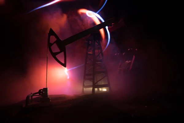 Πετρέλαιο Αντλία Και Εργοστάσιο Διύλισης Πετρελαίου Νύχτα Ομίχλη Και Backlight — Φωτογραφία Αρχείου