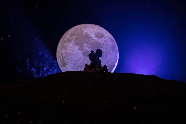 Silhouetten Van Een Koppel Met Sterren Maanachtergrond Gelukkig Stel Nachts — Stockfoto