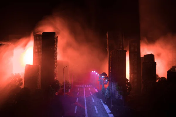 Lege Straat Van Afgebrande Stad Vlammen Grond Ontploft Met Rook — Stockfoto