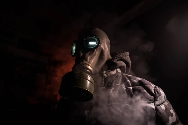 어두운 배경에 마스크를 종말론 방독면을 남자의 초상화 방사선 수단이지 선택적 — 스톡 사진