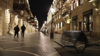 BAKU, AZERBAIJAN - 7 Nisan 2020 - Bakü, Azerbaycan şehir merkezi. Geceleri Azerbaycan 'ın başkenti Bakü' nün boş sokakları