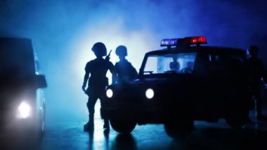 Corona virüsünün polisle olan görüntüsü. Corona virüsünü önlemek için tedbir amaçlı önlemler için evde kal. Çevik kuvvet polisi hazır olmak için işaret verdi. Işıklı, karanlık bir arka planda sigara içmek.