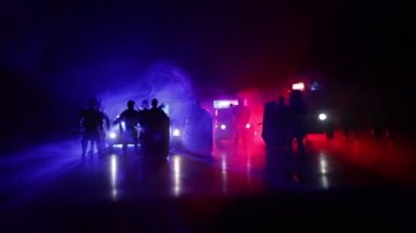 Corona virüsünün polisle olan görüntüsü. Corona virüsünü önlemek için tedbir amaçlı önlemler için evde kal. Çevik kuvvet polisi hazır olmak için işaret verdi. Işıklı, karanlık bir arka planda sigara içmek.
