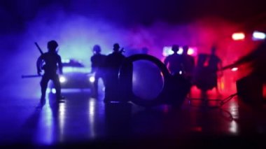Corona virüsünün polisle olan görüntüsü. Corona virüsünü önlemek için tedbir amaçlı önlemler için evde kal. Çevik kuvvet polisi hazır olmak için işaret verdi. Işıklı, karanlık bir arka planda sigara içmek.