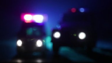 Corona virüsünün polisle olan görüntüsü. Corona virüsünü önlemek için tedbir amaçlı önlemler için evde kal. Çevik kuvvet polisi hazır olmak için işaret verdi. Işıklı, karanlık bir arka planda sigara içmek.