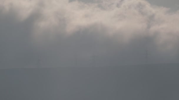 Imágenes Escénicas Nubes Moviéndose Frente Las Montañas Mañana Brumosa — Vídeos de Stock