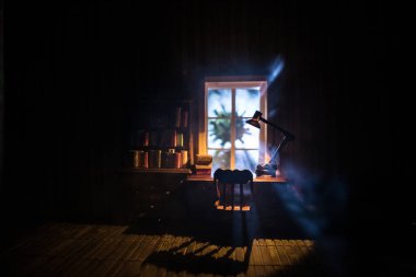 Geceleri mobilyası ve penceresi olan gerçekçi bir bebek evi oturma odası. Evde kal. Koronavirüs konseptine dikkat et. Seçici odak.