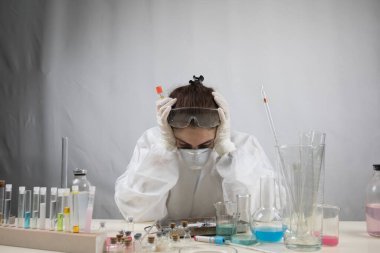 Coronavirus covid 19 elinde cerrahi maskeli ve parlayan bir kadın doktorun enfekte olmuş kan tüpü. Coronavirus covid 19 tedavi laboratuvarı, Coronavirus covid-19 aşı araştırması. Seçici odak