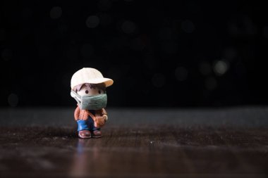 Minyatür insanlar: Virüslerden korunmak için maske takan vatandaşlar. İnsanlar yeni tip COVID-19 zatürreeyi önlemek için maske takıyor. Coronavirus ve Covid-19 konsepti. Seçici odak