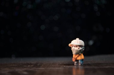 Minyatür insanlar: Virüslerden korunmak için maske takan vatandaşlar. İnsanlar yeni tip COVID-19 zatürreeyi önlemek için maske takıyor. Coronavirus ve Covid-19 konsepti. Seçici odak