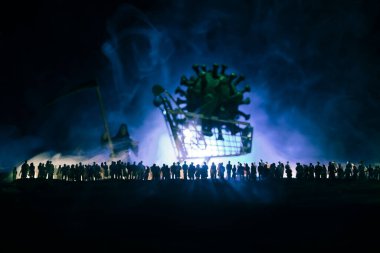 Coronavirus 2019-nCov romanı Coronavirus konsepti. Kalabalık Corona virüsü modelli büyük bir alışveriş arabasına bakıyor. Sis ve arka ışık. Yaratıcı sanat dekorasyonu. Seçici odak.