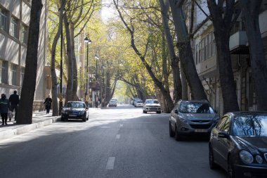 BAKU, AZERBAIJAN - 14 Nisan 2020 - Bakü, Azerbaycan şehir merkezi. Gündüz vakti Azerbaycan 'ın başkenti Bakü' nün boş sokakları. Covid salgını yaşanıyor