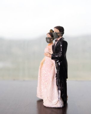 Minyatür insanlar: Düğün boyunca virüslerden korunmak için maske takan mutlu gelin. İnsanlar yeni tip COVID-19 zatürreeyi önlemek için maske takıyor. Coronavirus ve Covid-19 konsepti. Seçici odak