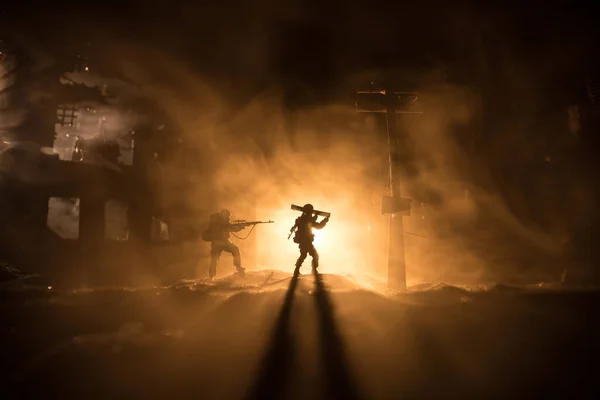 Concept Guerre Silhouettes Militaires Combat Scène Sur Fond Brouillard Guerre — Photo